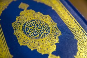 تعرف على مفهوم القرآن الكريم من خلال استكشاف أبعاده اللغوية والروحية والتشريعية، مع توضيح بعض المفاهيم الخاطئة، وأهمية القرآن كمنهج حياة معاصر.