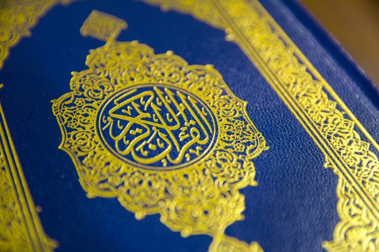 تعرف على مفهوم القرآن الكريم من خلال استكشاف أبعاده اللغوية والروحية والتشريعية، مع توضيح بعض المفاهيم الخاطئة، وأهمية القرآن كمنهج حياة معاصر.