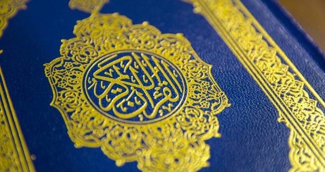 تعرف على مفهوم القرآن الكريم من خلال استكشاف أبعاده اللغوية والروحية والتشريعية، مع توضيح بعض المفاهيم الخاطئة، وأهمية القرآن كمنهج حياة معاصر.